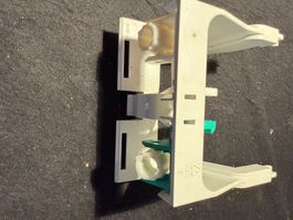 Spülkasten-Element offen zum Auslösen von Geberit Duofix ...