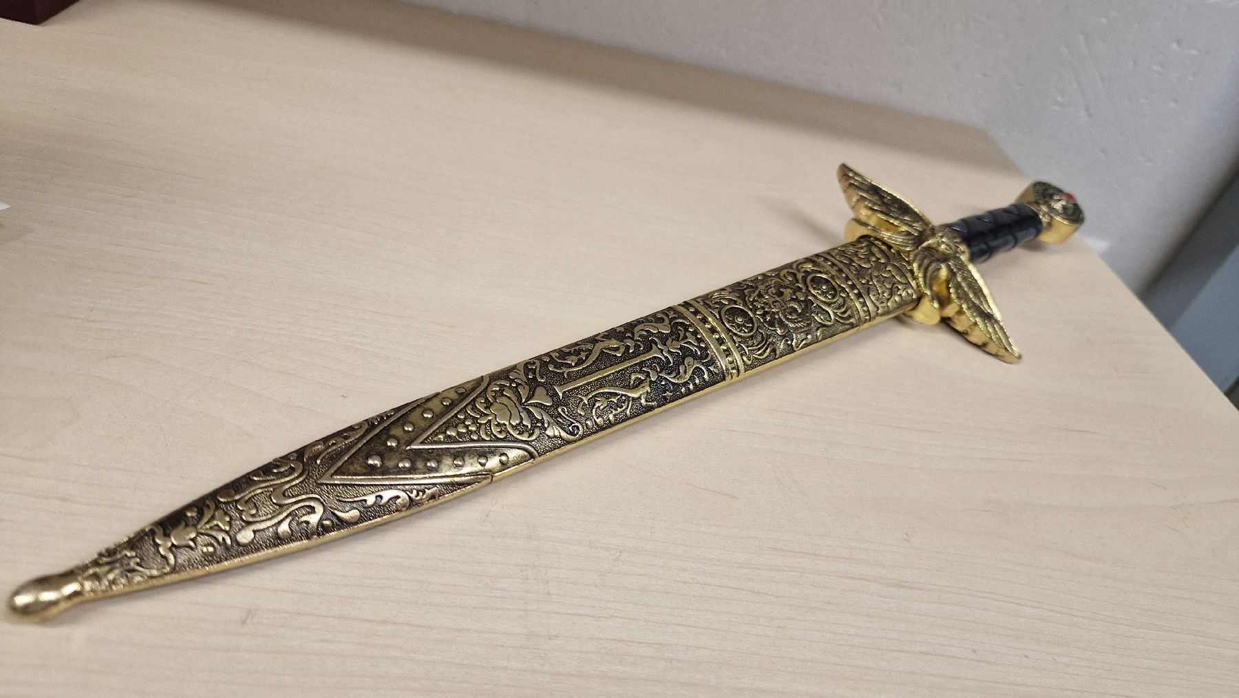 Sonstiges zum Sammeln & Seltenes: Dekorationsschwert mit Scheide goldfarben ornate – Gebraucht aus Herisau von Antiques.AR
