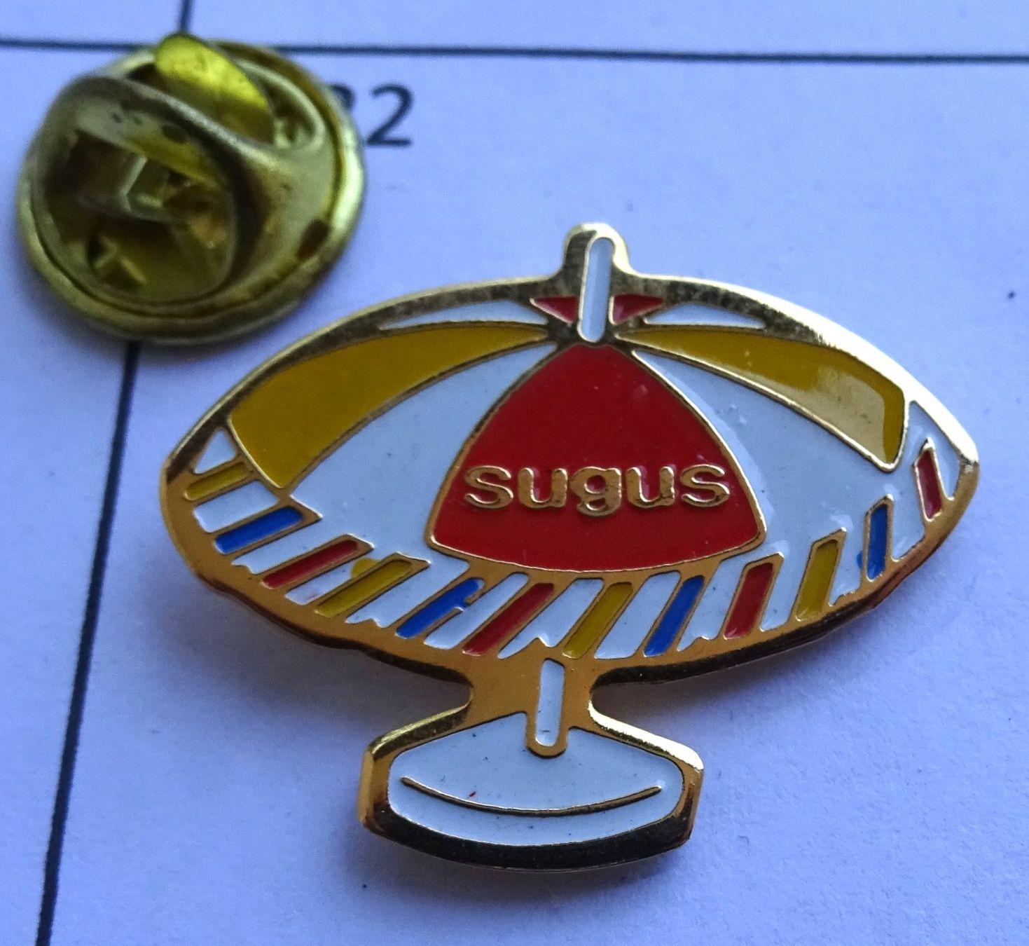 Plaketten & Abzeichen: Pin Sonnenschirm gelb SUGUS – Gebraucht aus Utzenstorf von BUtter81