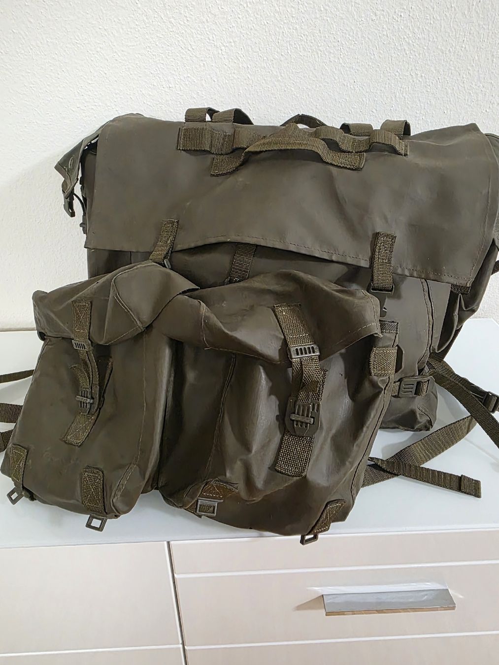 Zaini: Schweizer Armee Rucksack mit Seitentaschen, Top Zustand! – Nuovo (secondo la descrizione) da Zuchwil venduto da stef.g 1