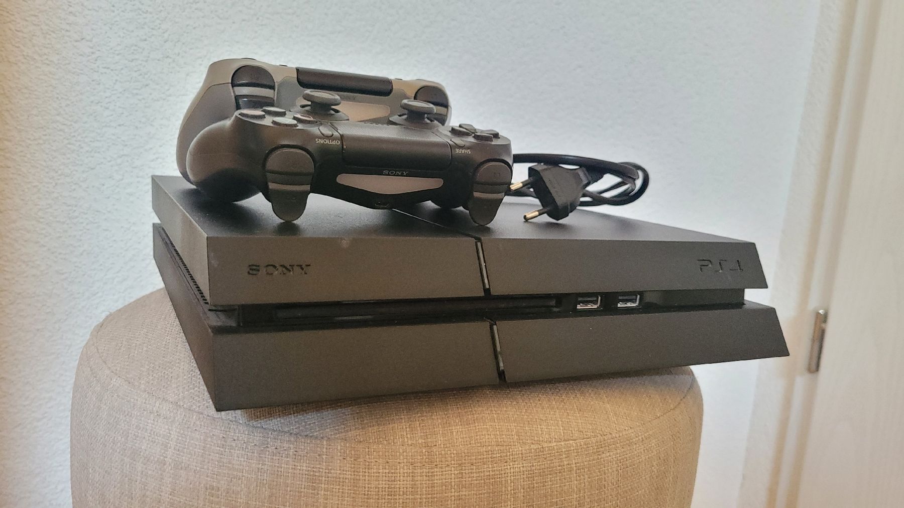 Sony Consoles: PS4 1TB 2 Controller 2 Spiele – D'occasion à Spiez par nir_7n58 1