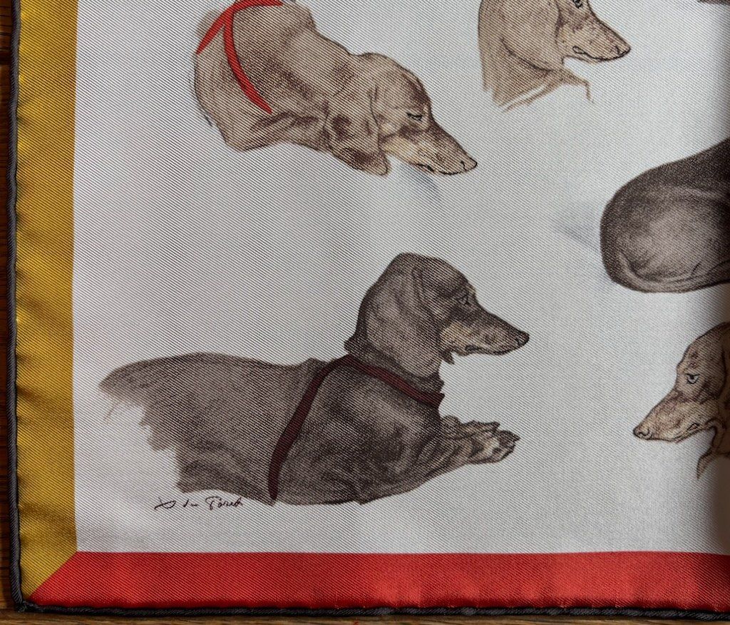 Hermès Foulard & Sciarpe: HERMES Gavroche Pochette "LES BASSETS", 2025 – Nuovo e nell'imballaggio originale da Zürich venduto da Libraco 3