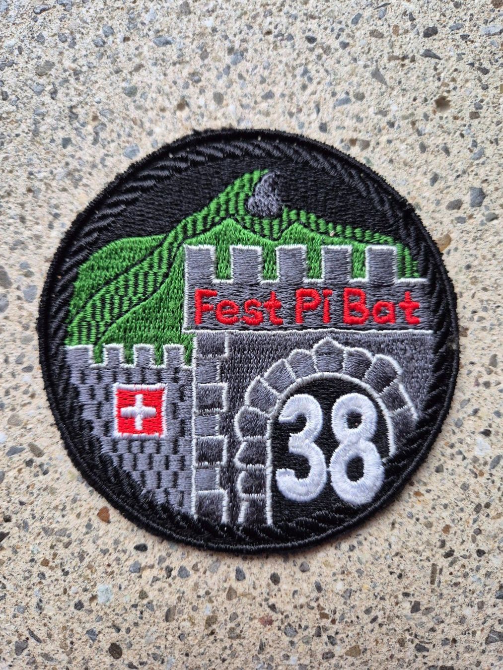 Schweizer Armee Placchette & Badge: *** Badge Armee 95 Fest Pi Bat 38 *** – Nuovo e nell'imballaggio originale da Riedholz venduto da fr_sIruP