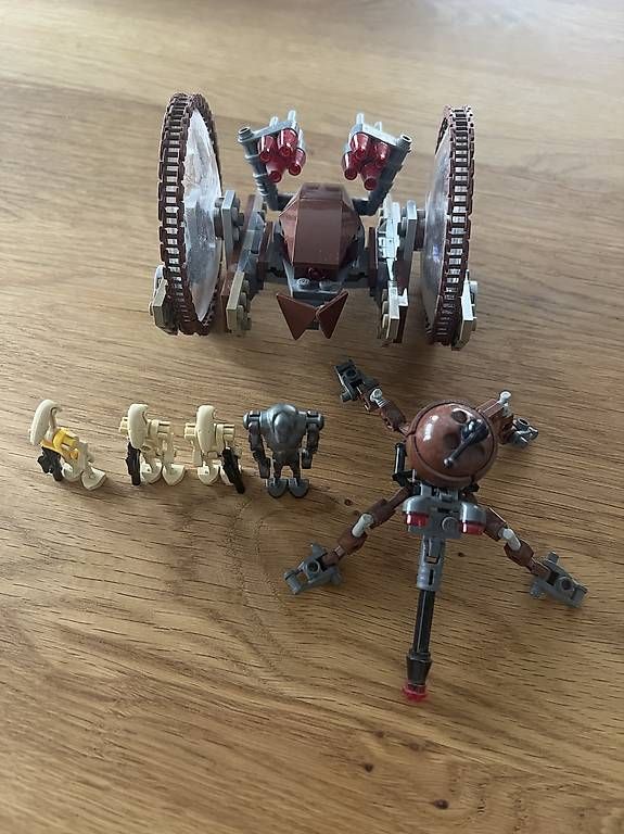 Lego Jouets: Hailfire Droid & Spider Droid 7670 – D'occasion à Uzwil par sab_nhc7