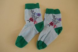 Schmucke Socken Blumenmotiv, Gr. 23-26