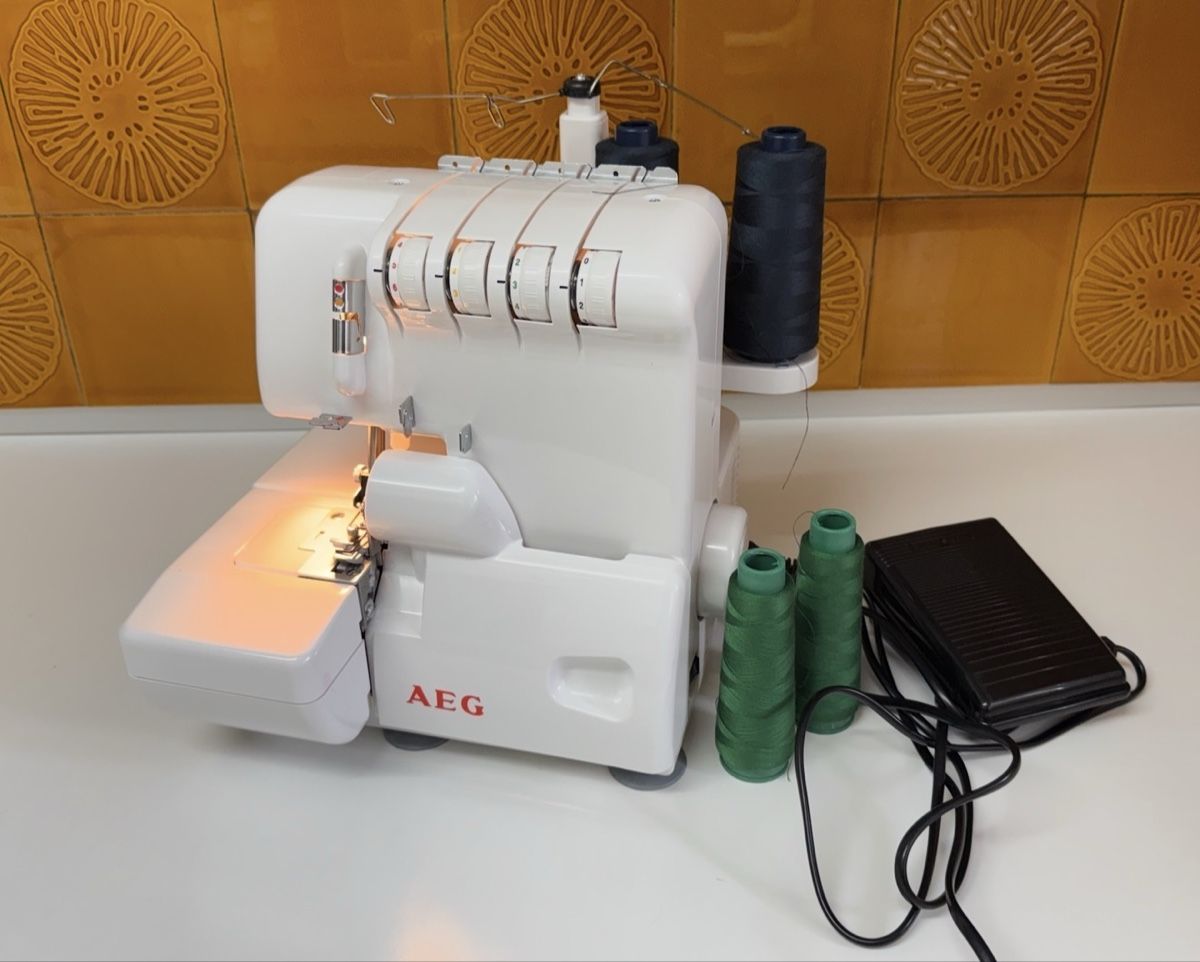 Machines à coudre: Overlocknähmaschine AEG – D'occasion à Gerlafingen par sternrose