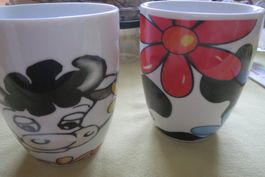 Tassen mit Kuh und Blumenmuster