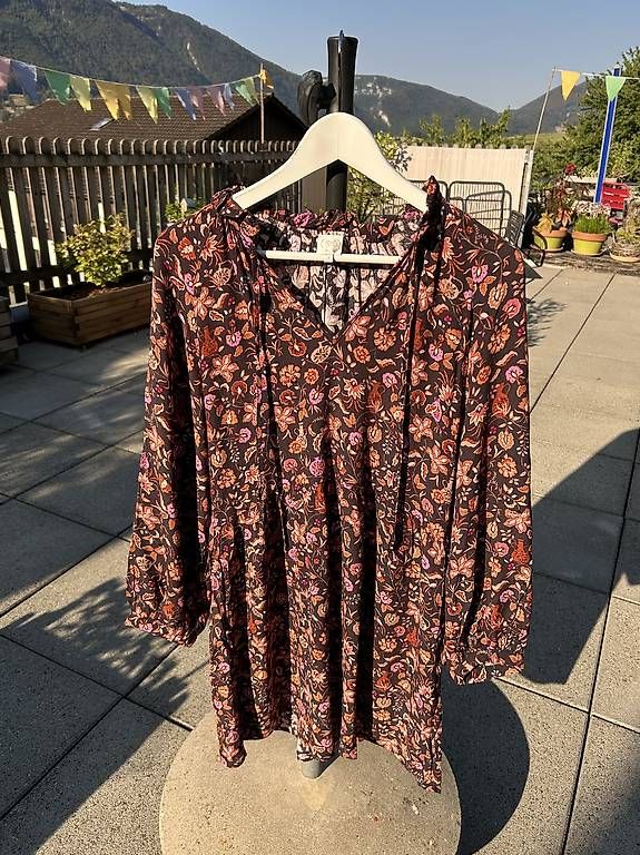Kleider: Robe fleurie à manche – Gebraucht aus Belprahon von dzu_rf59