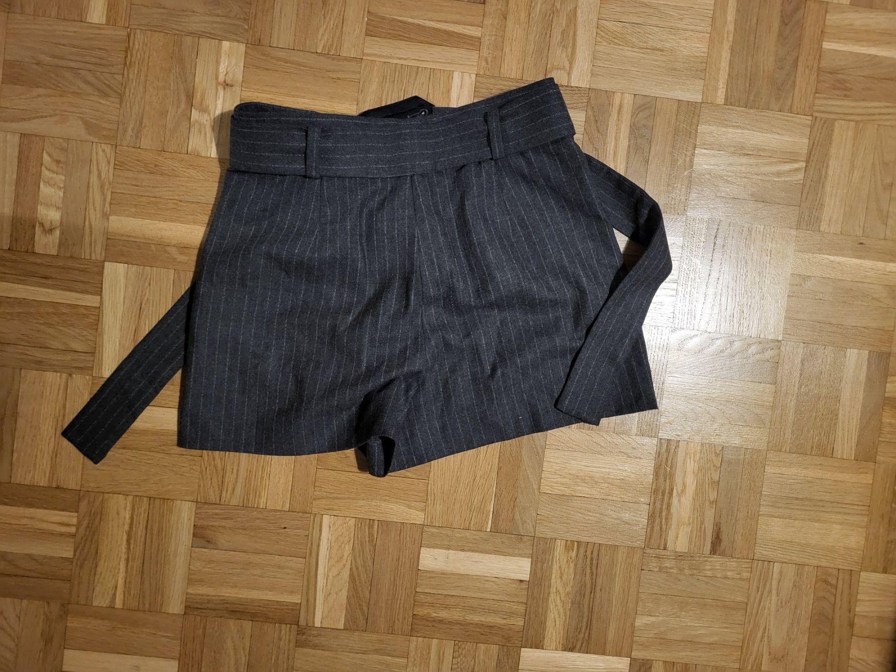 Maje Pantalons: Short MAJE – D'occasion à Genève par Poupoulita 3