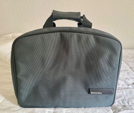 Laptoptasche grüngrau, in gutem Zustand, mit Seitentaschen.