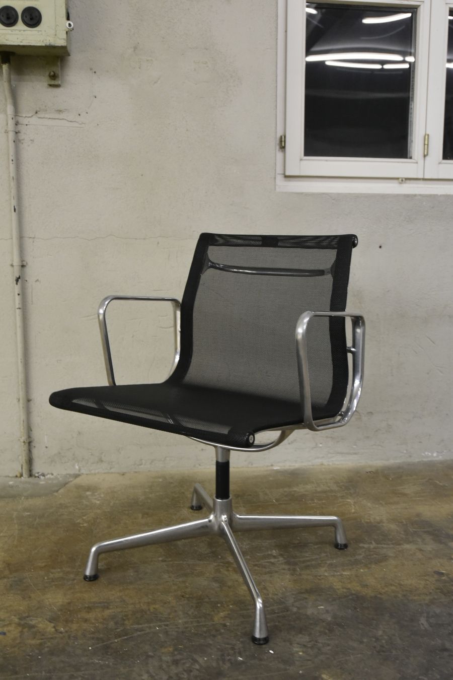 Vitra Sedie: Eames Aluminium Chair EA 108, Vitra – Usato da Lichtensteig venduto da Usedinstorecom 4