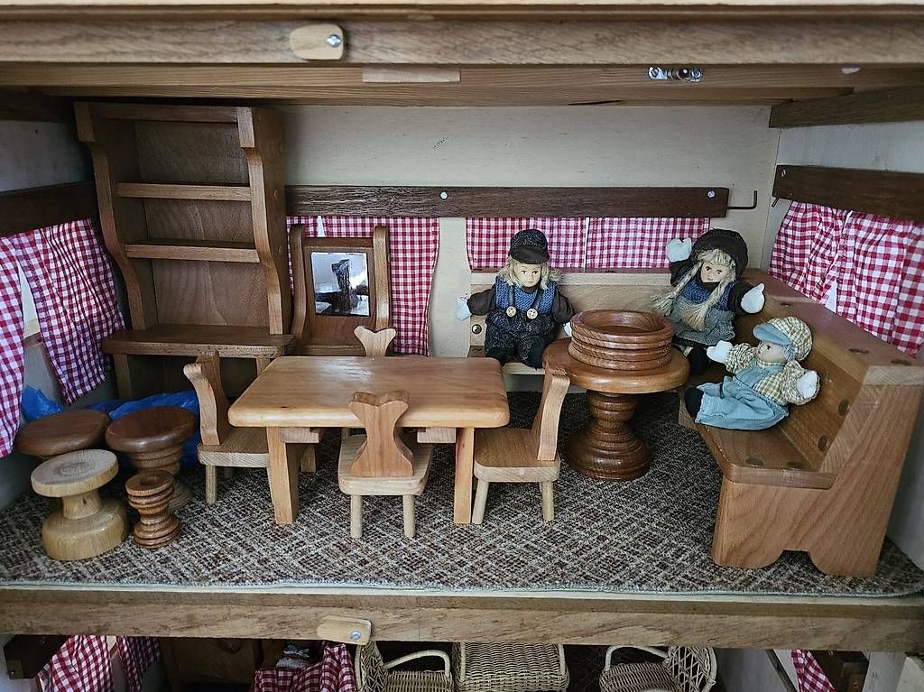 Case e mobili per bambole: Wunderschönes, handgefertigtes Puppenhaus – Usato da Seuzach venduto da Lazaro07 1