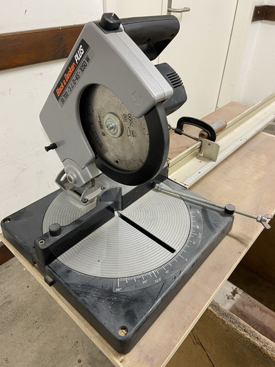 Sägen: Black & Decker Plus Kappsäge SR 700 1050 W – Gebraucht aus Dietikon von brocki-eyra