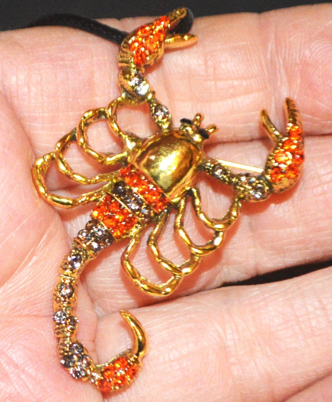 Broches & Aiguilles: Brosche oder Halskette L-6708 – Skorpion orange mit Strass – Neuf avec emballage d'origine à Goldiwil (Thun) par han_v5b7