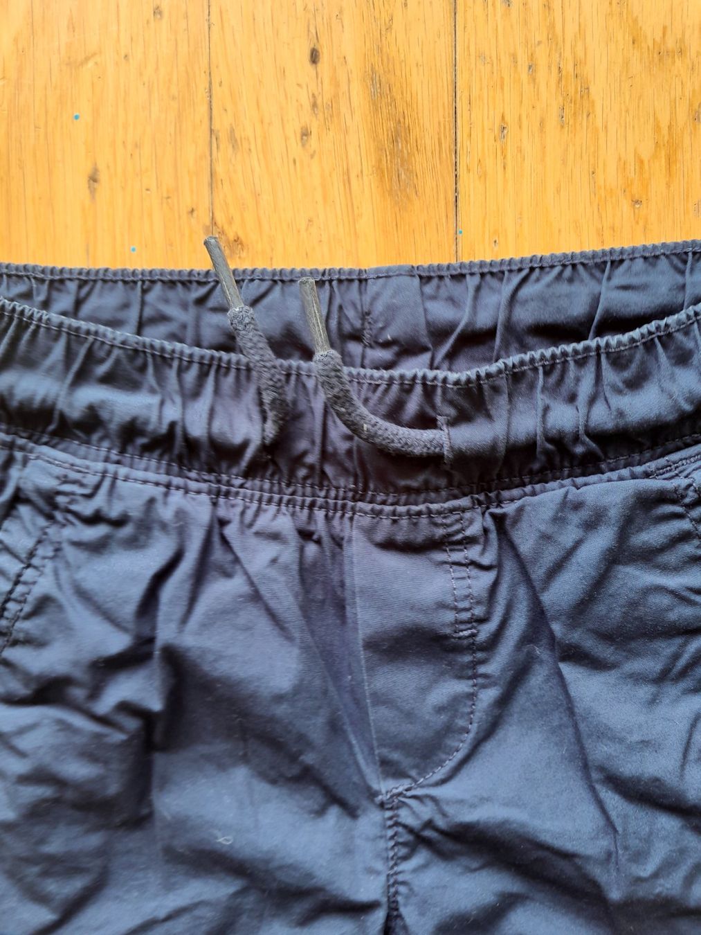 Pantaloni: Knaben Shorts Grösse 104 – Usato da Worb venduto da Osterthal 1