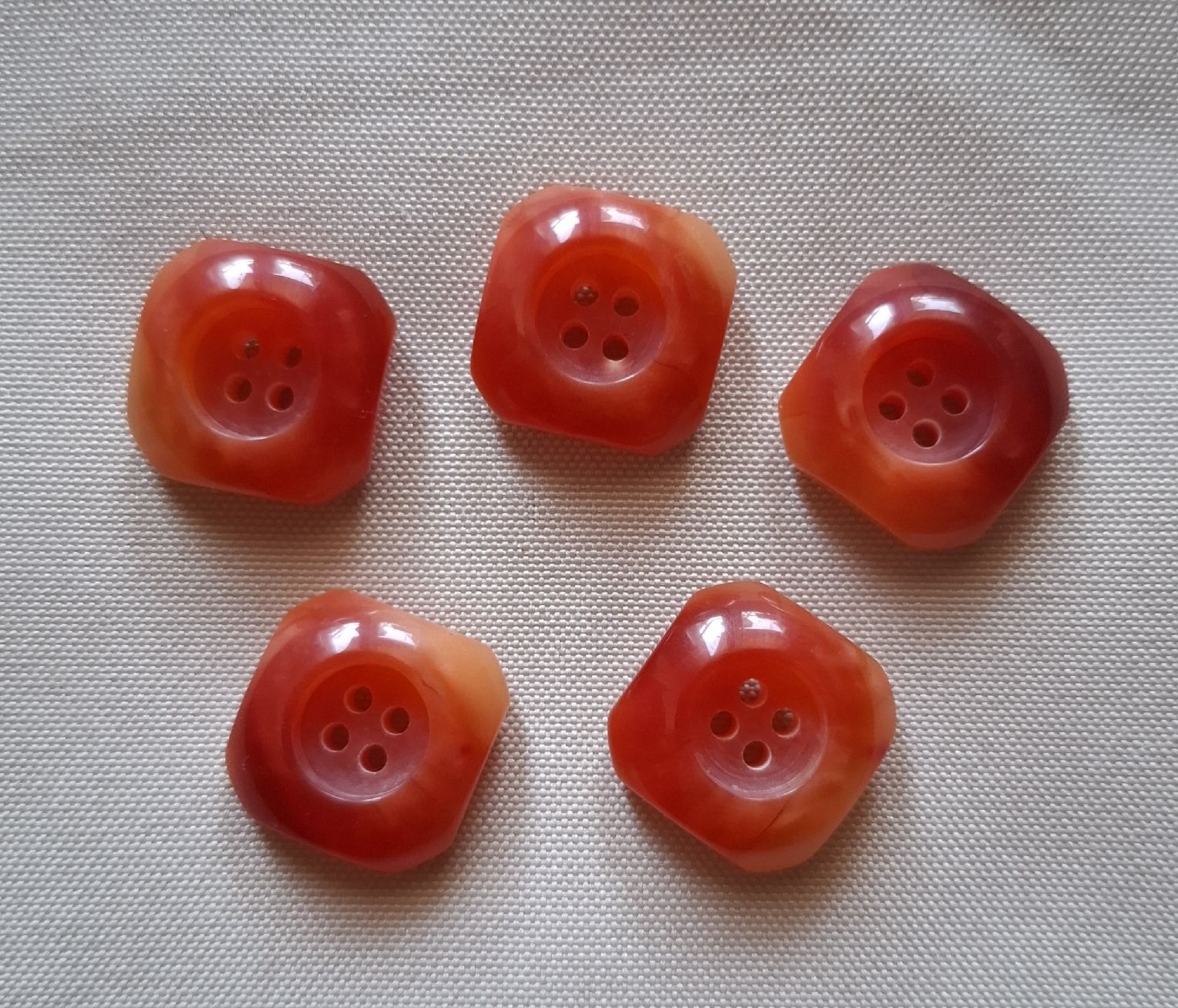 Knöpfe: 5 Stück Knöpfe, eckig abgerundet, 18 mm. – Gebraucht aus Dietikon von Hirschkopf