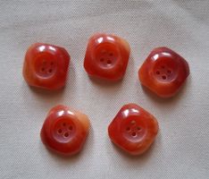 5 Stück Knöpfe, eckig abgerundet, 18 mm.