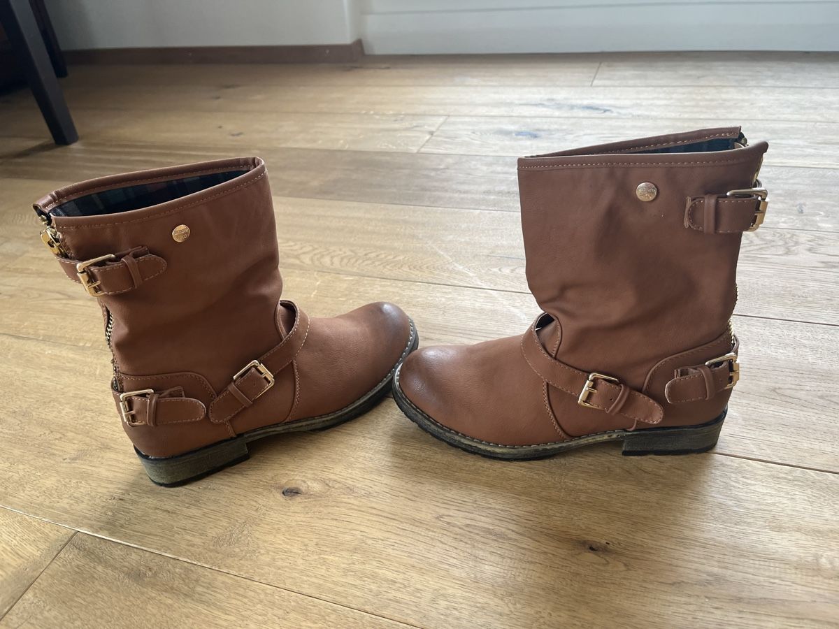 Scarpe da uomo: Stylish Brown Buckle Boots, Size 38 – Nuovo (secondo la descrizione) da Gümligen venduto da caron__ 2