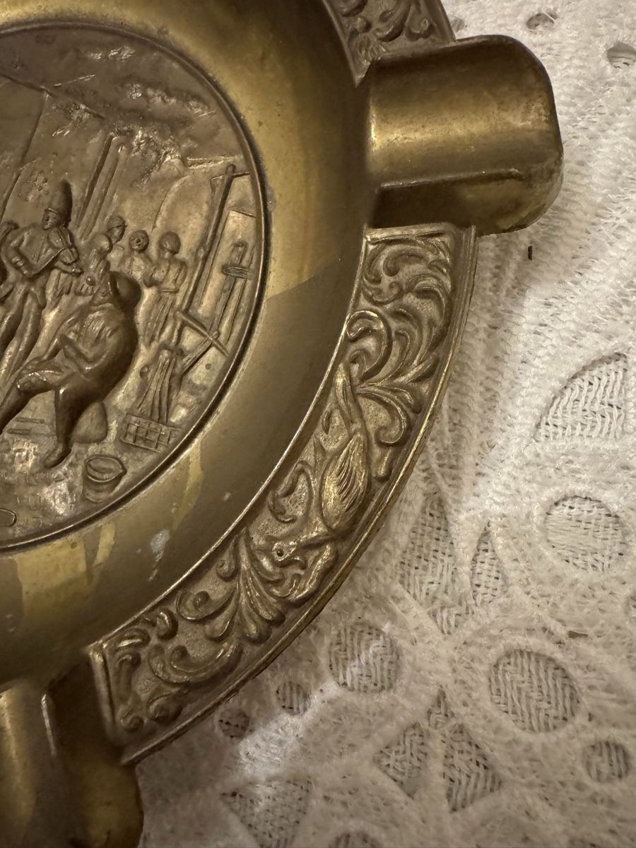 Portacenere: Alter Aschenbecher mit Relief Vintage 20cm Dm – Usato da Frenkendorf venduto da Only1 1