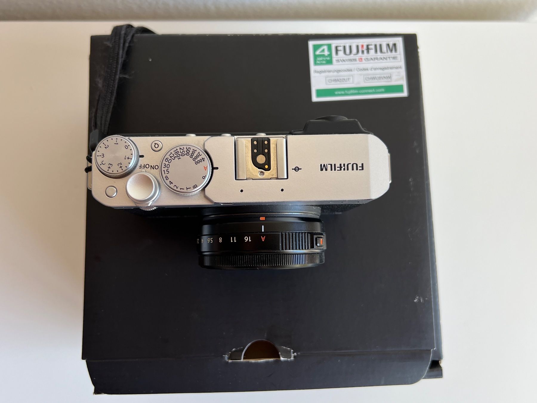Fujifilm Fotocamera: Fujifilm X-E4 Kit XF 27/2.8 Silber OVP – Usato da Zürich venduto da Yuri_D 1