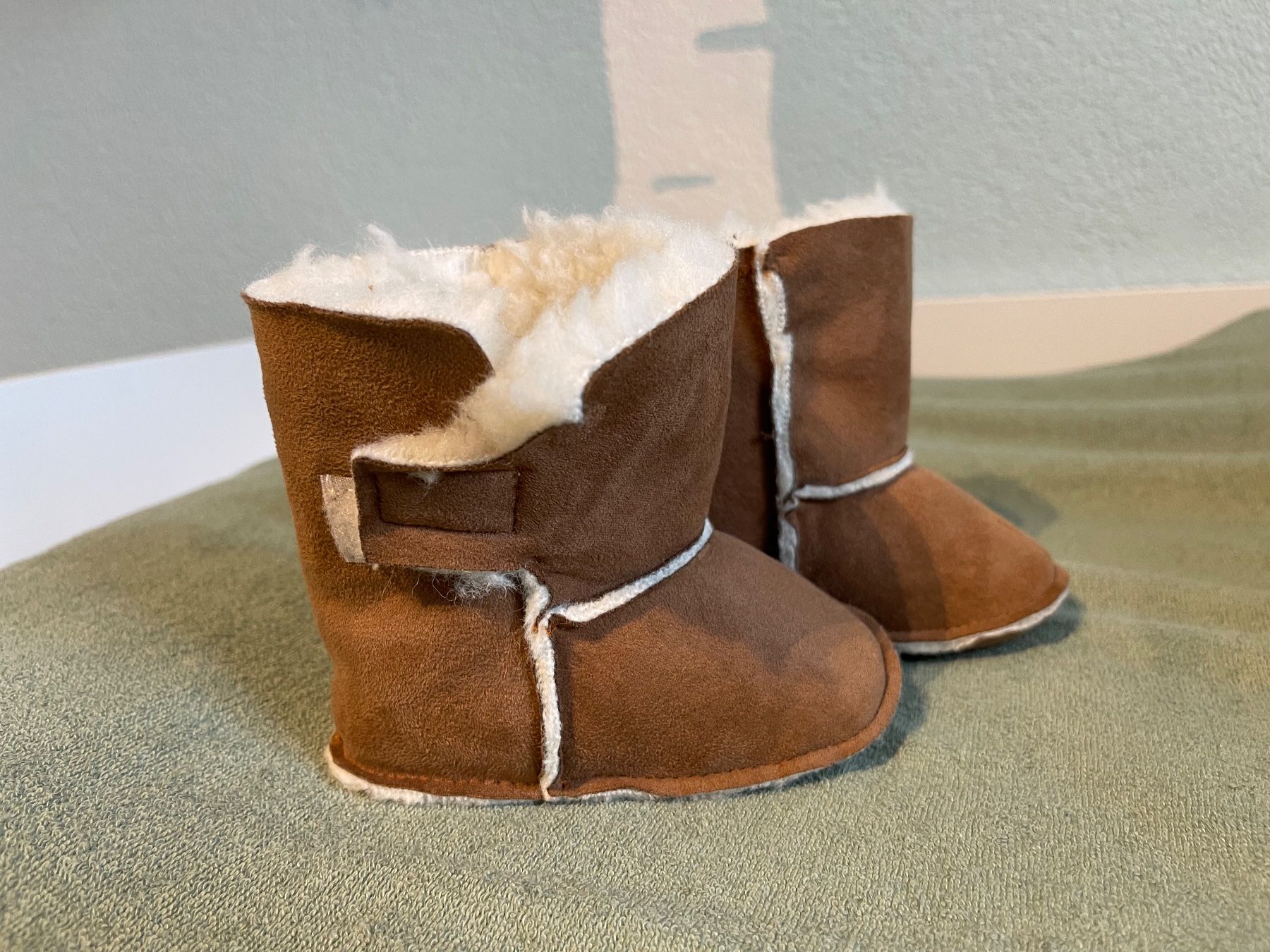 Scarpe per ragazzi: Neu: Warme Babyschuhe mit Fell, Gr. 18-19 – Nuovo (secondo la descrizione) da Dübendorf venduto da liism 2