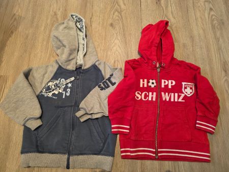 2 Kapuzenpullover in Grösse 98