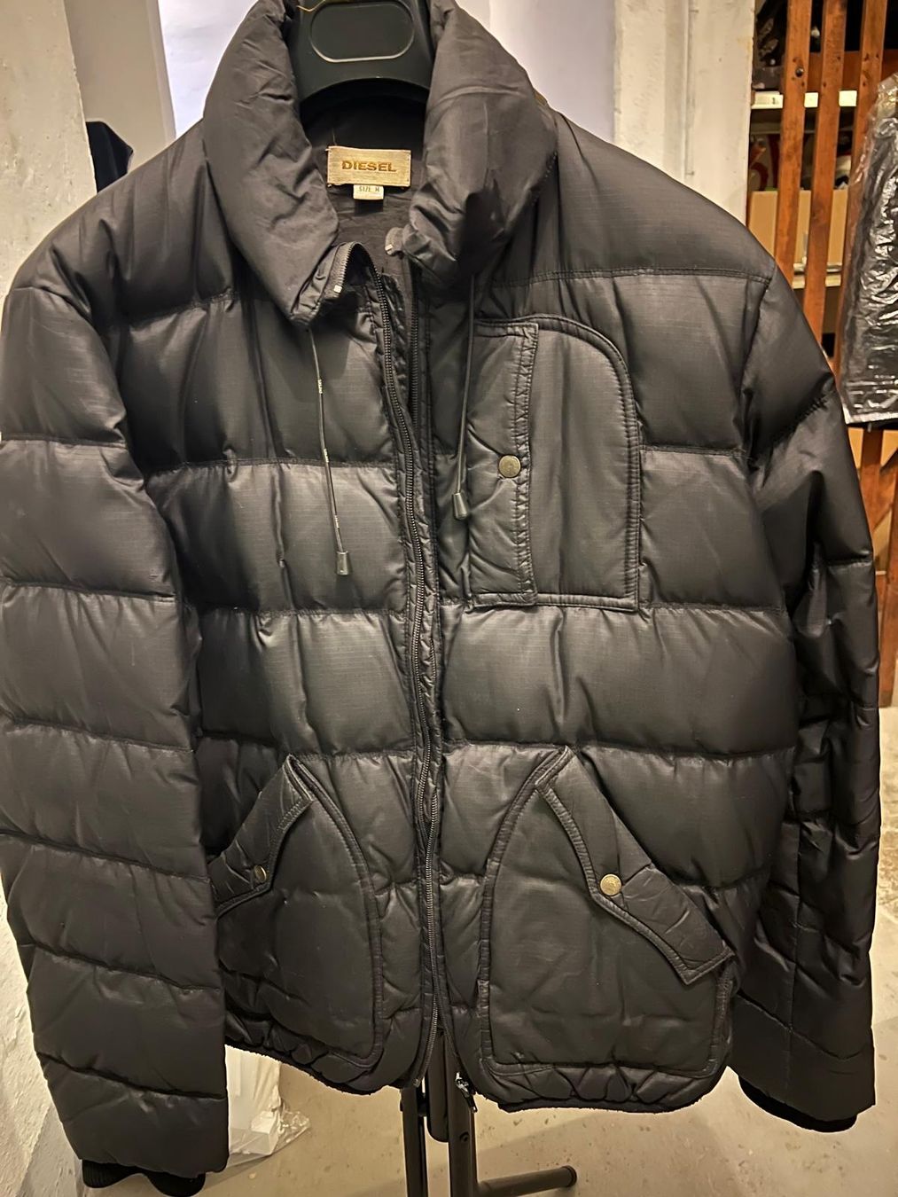 Diesel Cappotti: Diesel Schwarzer wattierter Wintermantel – Usato da Winterthur venduto da