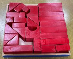 Rote Holzbausteine, im Holzrahmen