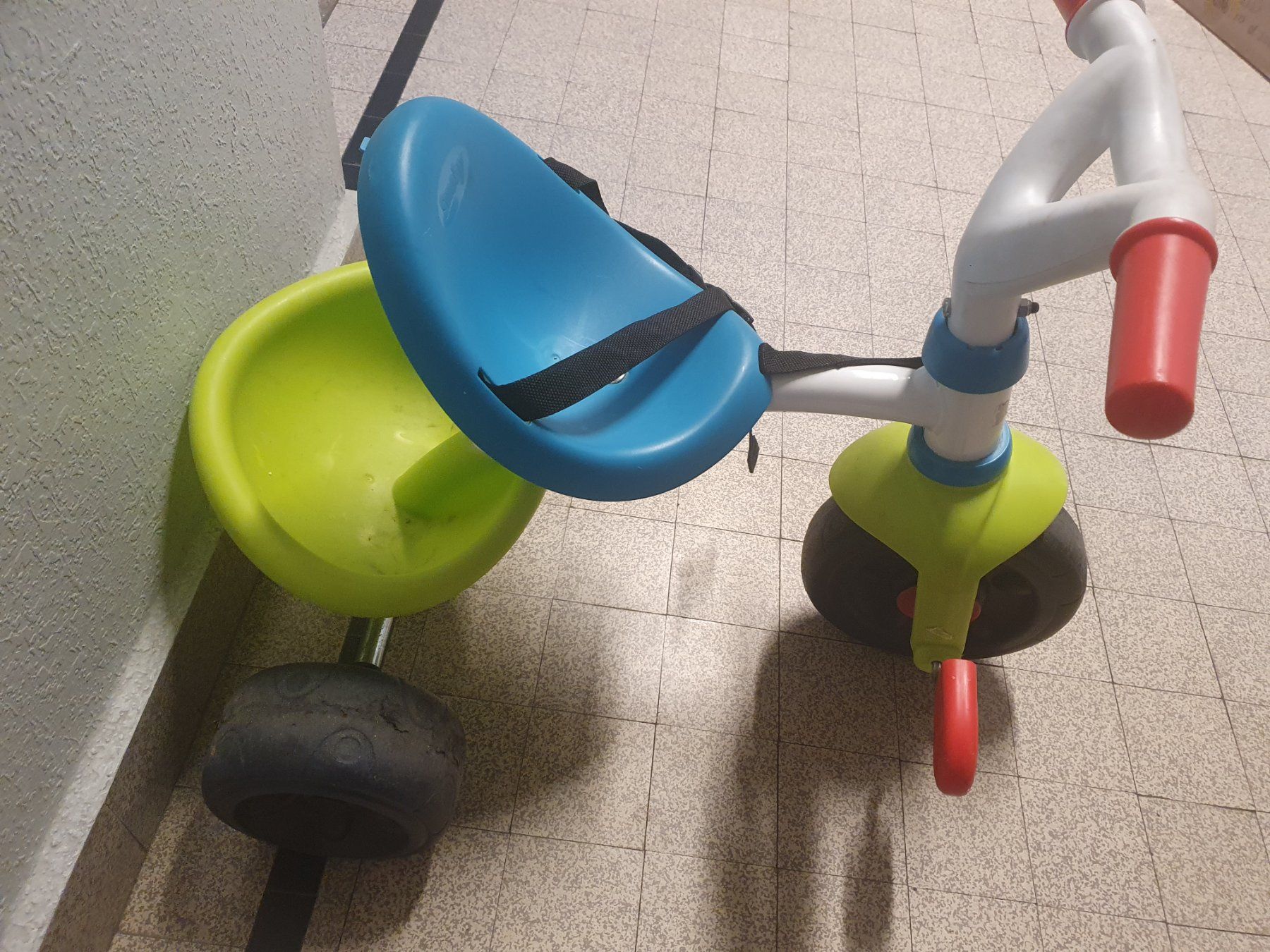 Smoby Fahrzeuge für Kinder: Tricycle Smoby bleu vert rouge bon état – Gebraucht aus Prilly von RoDyRe 3