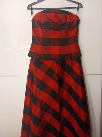 Ensemble bustier et jupe longue à carreaux rouges et noirs