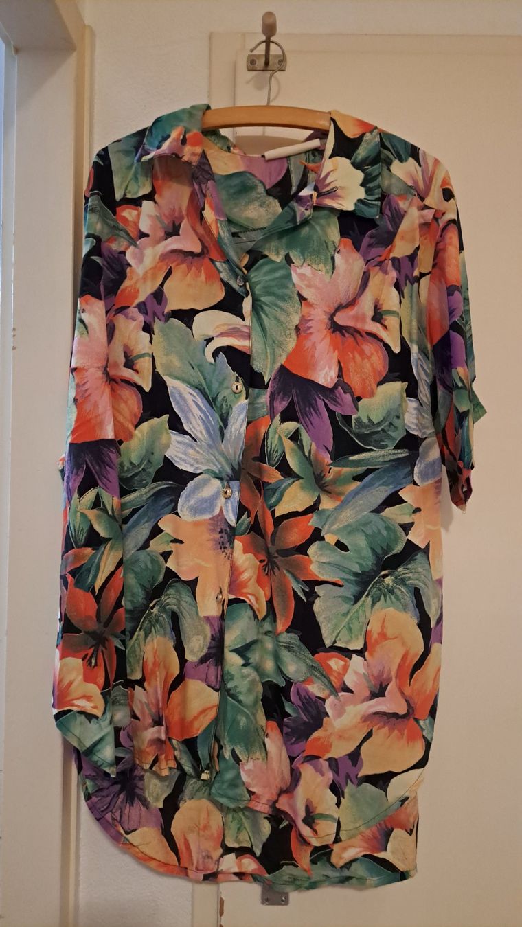 Blusen: Chemisier long fleuri coton manches courtes T52 – Gebraucht aus Genève von maria1209