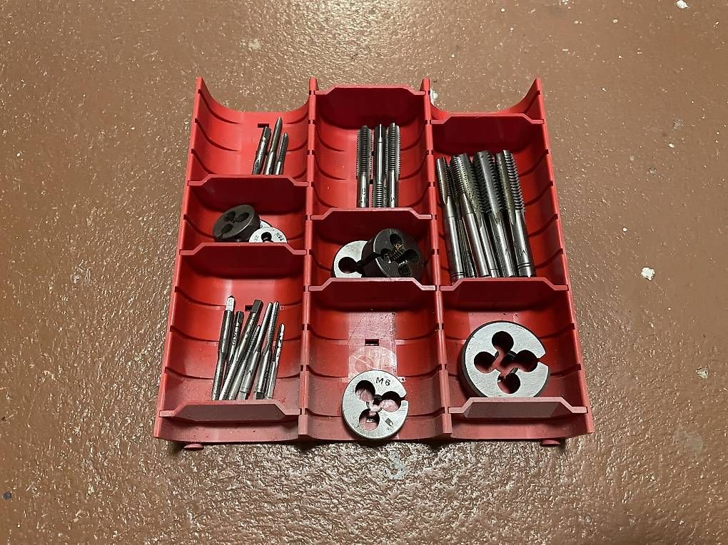 Alle Werkzeuge: Sehr altes, wertvolles Gewindeschneider-Set – Gebraucht aus Gossau ZH von Loscher