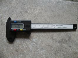 Digitaler Messschieber 100mm neuwertig, ideal für Bastler.