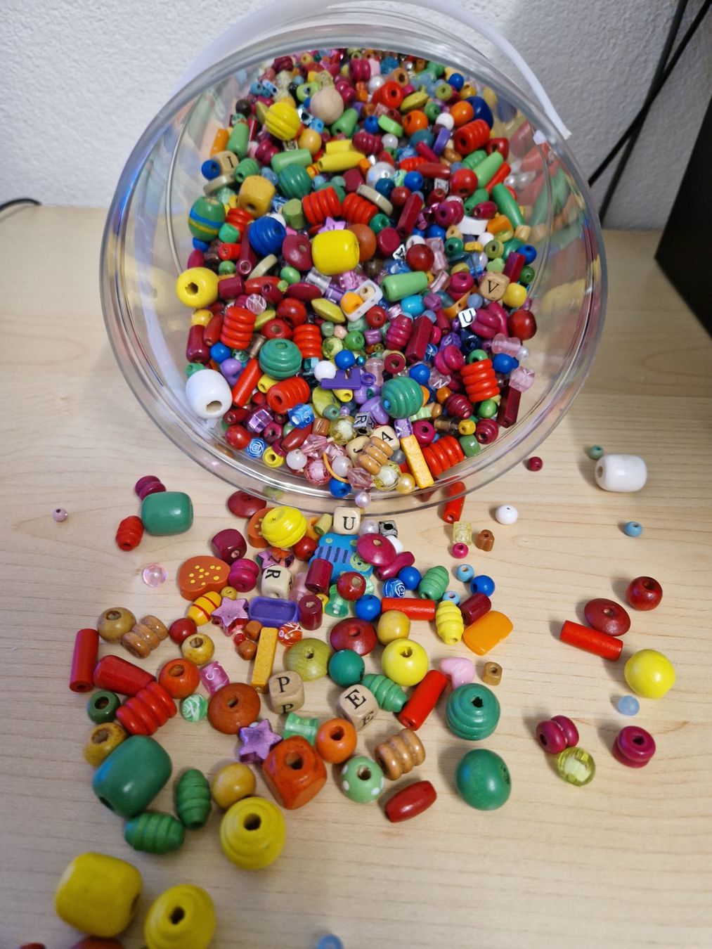 Perle (finte): XXL-Perlenmischung mit Eimer, bunt,  ca.1 kg – Usato da Mezzovico venduto da maemy 1