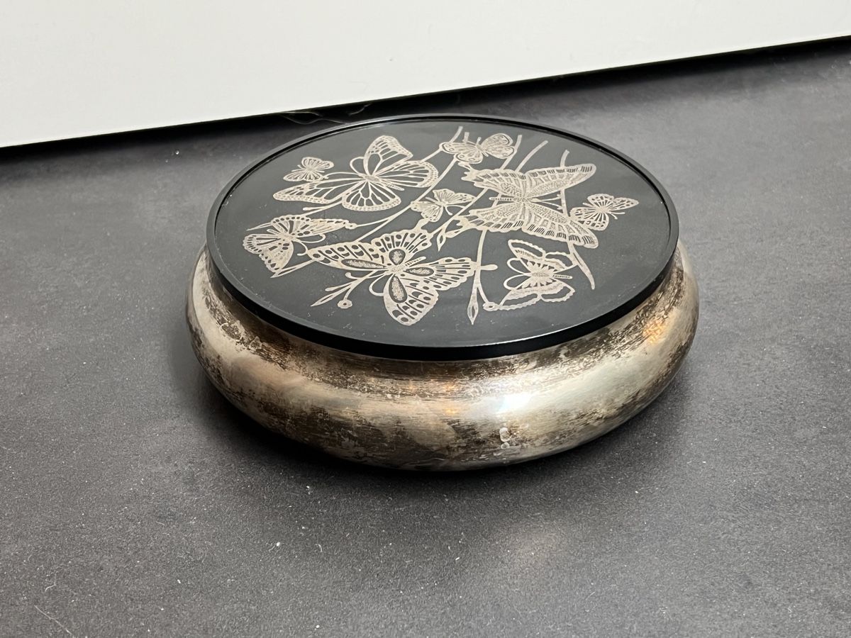 Dosen: Art Deco Dose, versilbert mit Schmetterlingen Oneida USA – Gebraucht aus Wabern von La-Vitrine 3