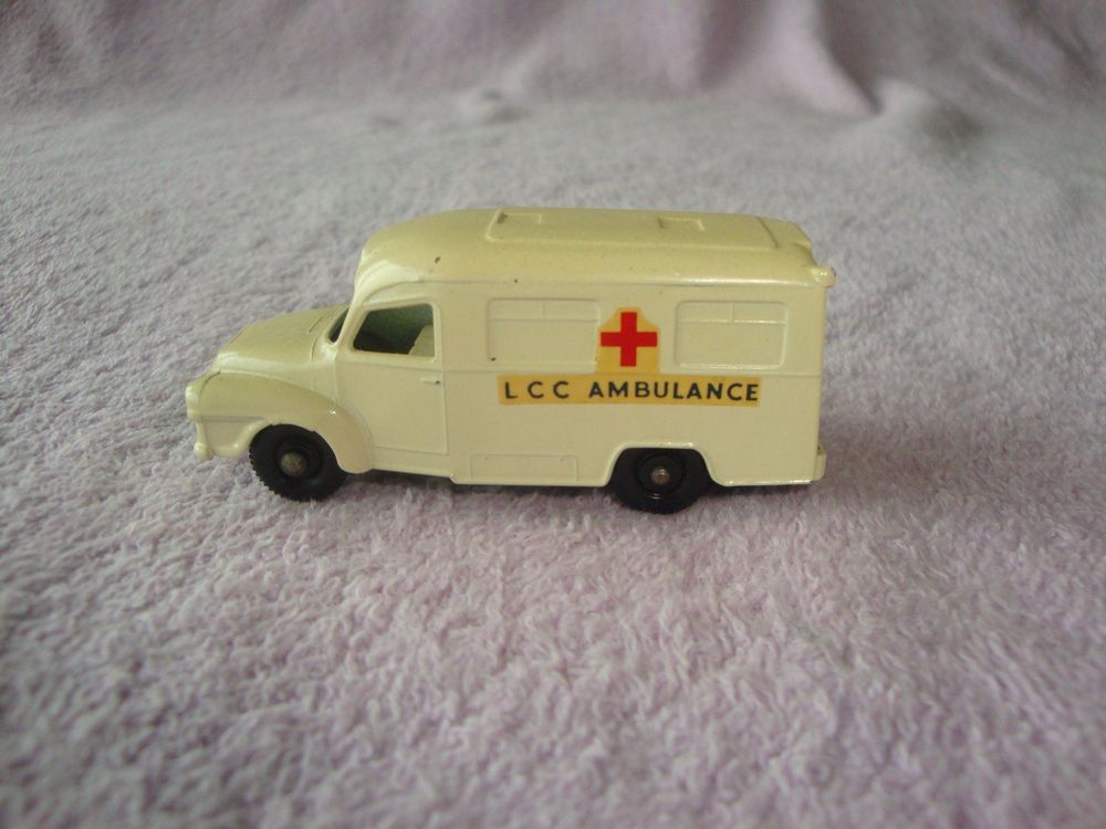 Matchbox 14 Bedford Lomas Ambulance - Modélisme
