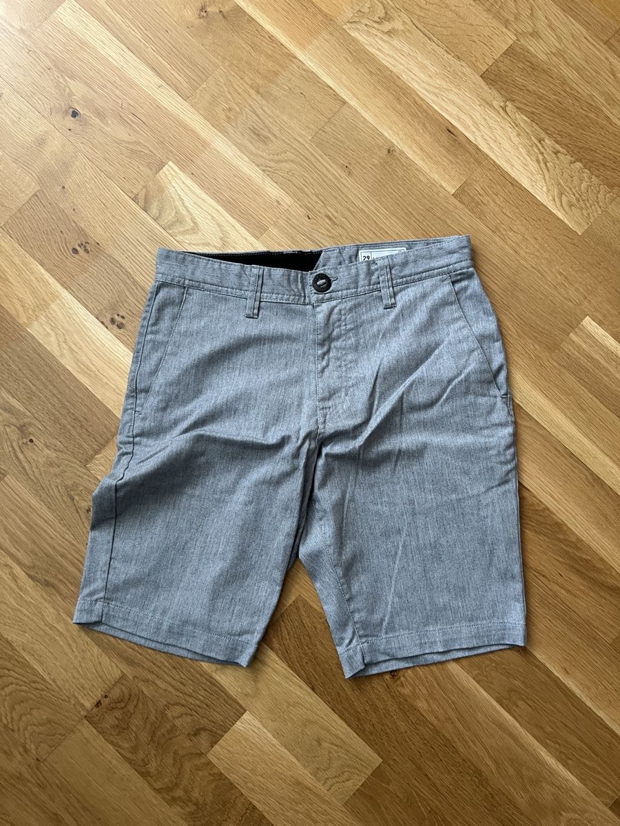 Volcom Pantaloni: Short Volcom gris, taille 29 – Nuovo (secondo la descrizione) da Cortaillod venduto da Y1nn_jqr