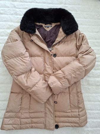 Doudoune Tommy Hilfiger élégante avec col en fourrure.
