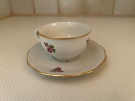 Süesse Vintage Tasse mit Unterteller, Rosenmuster, Goldrand