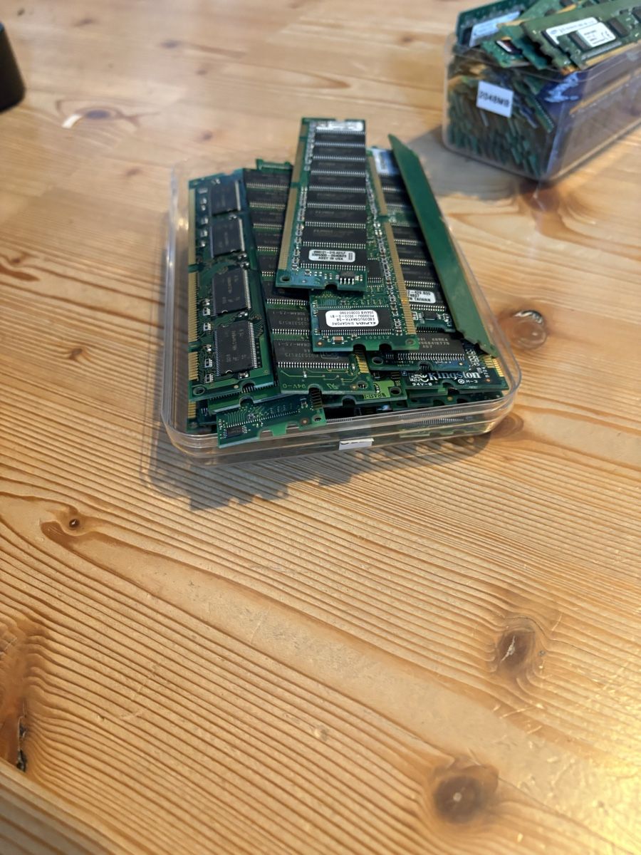 Componenti elettronici: RAM DDR lot – Usato da Les Bois venduto da StockSecure 8