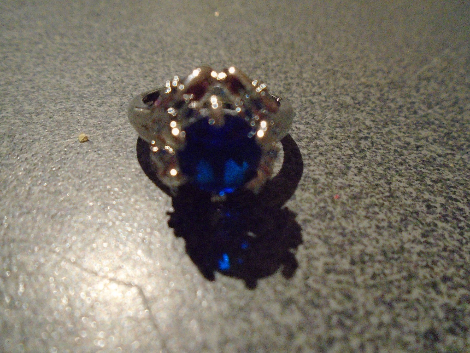 Anelli: Ring Size 8, silberfarbig, runder, blauer Stein – Nuovo e nell'imballaggio originale da Zürich venduto da abraxas1291 1