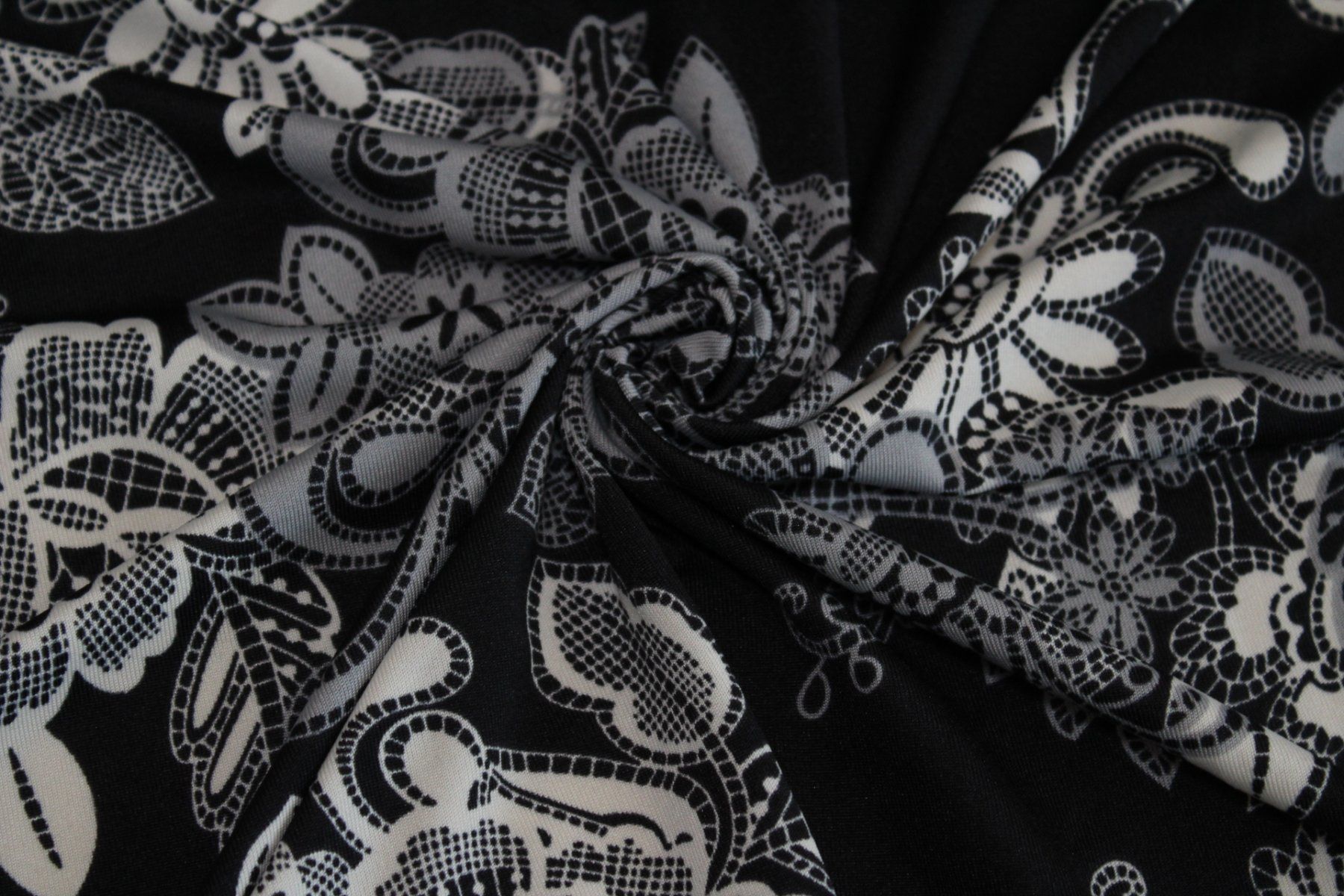 Tessuti: Stoff Jersey schwarz/Blumen – Nuovo (secondo la descrizione) da Obfelden venduto da solomon111 1