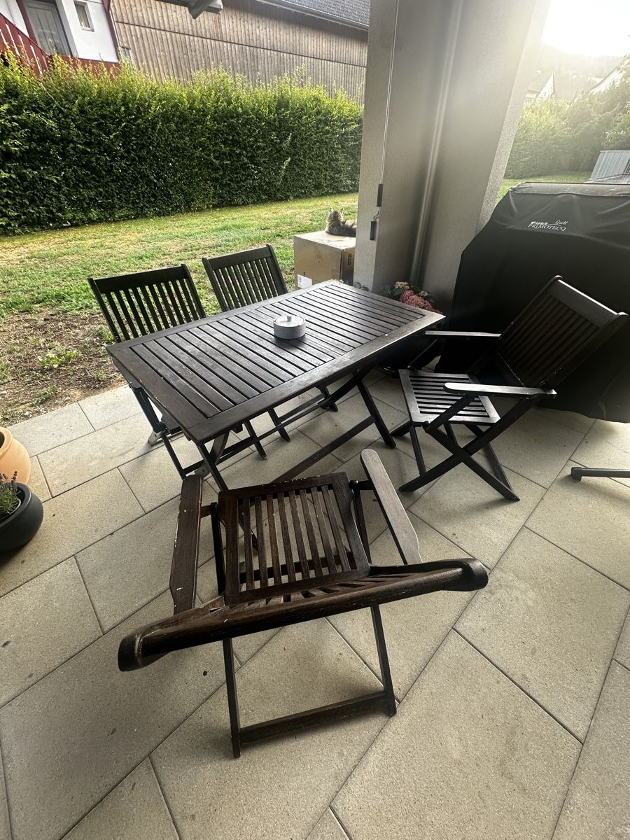Set di tavolo e panche: Holz Gartenset - Klapptisch mit 4 Klappstühlen – Usato da Bibern SH venduto da Opia94