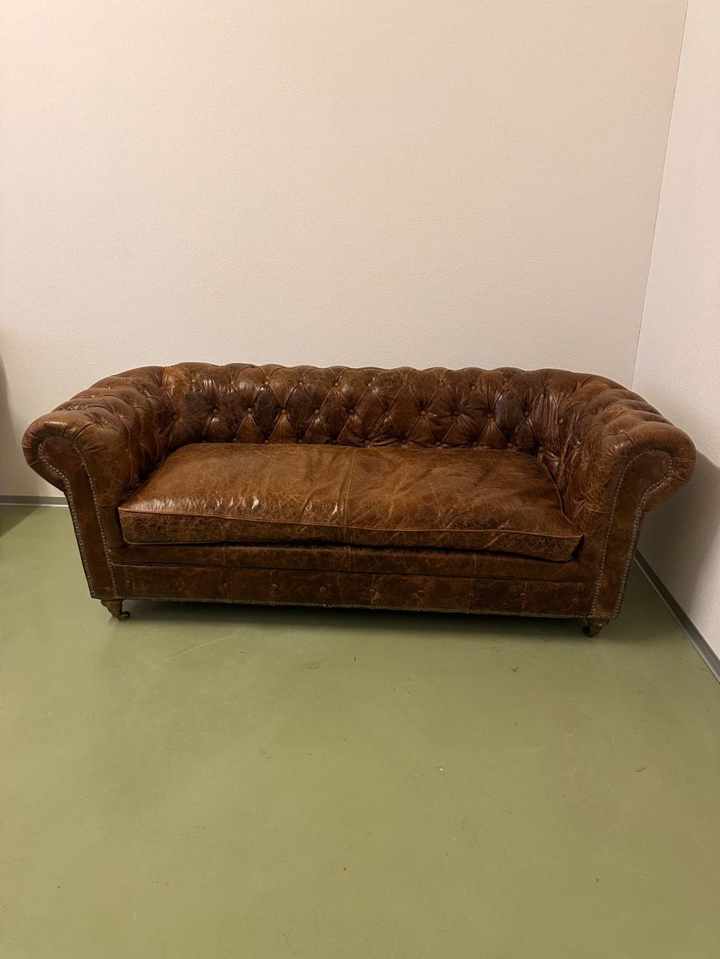 Divani: Chesterfield Echtleder Sofa – Usato da Konolfingen venduto da Bocaboca 1