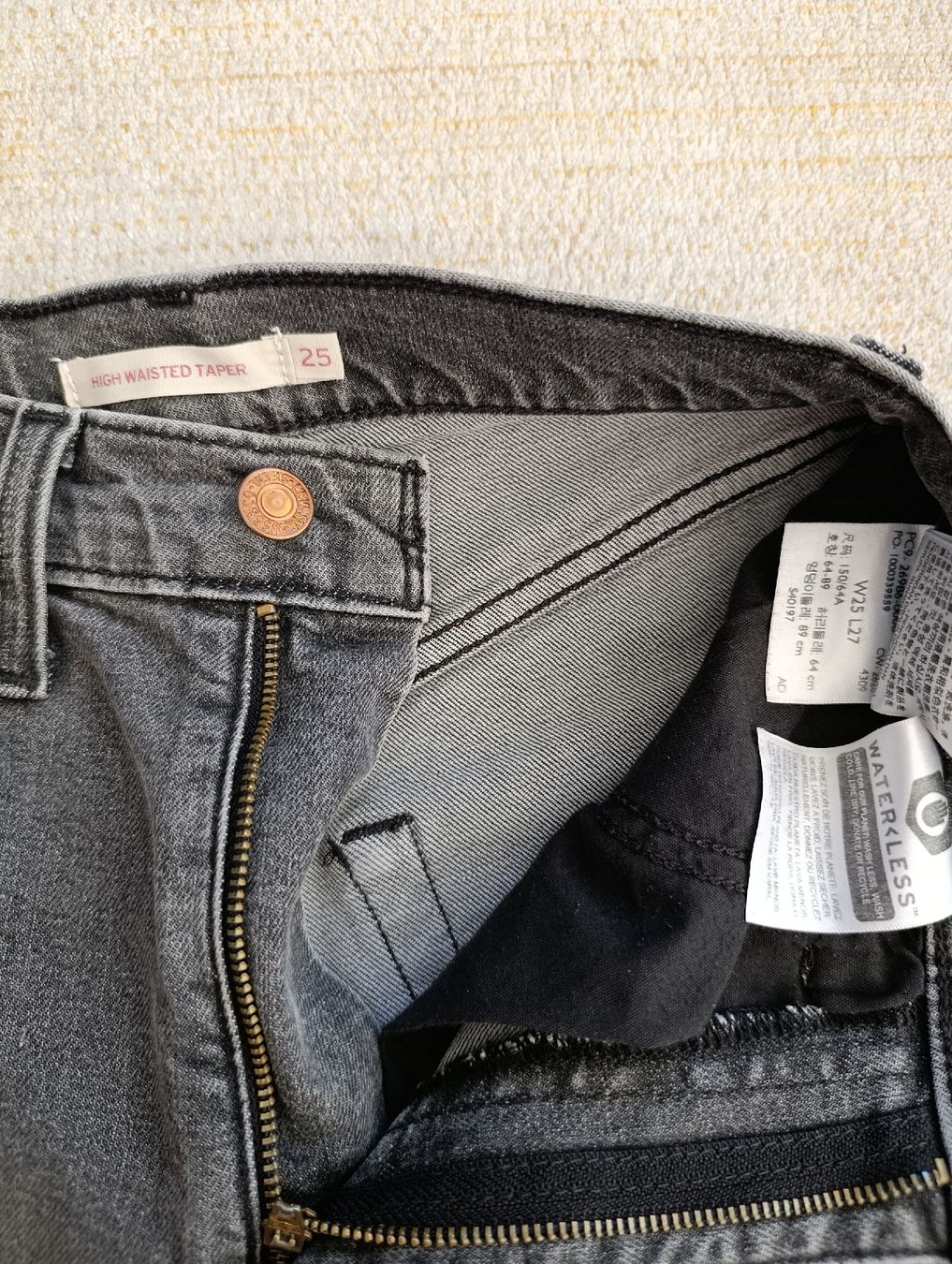 Levi's Jeans: LEVIS HIGH WAISTED TAPER W25 L27 GRIS – Gebraucht aus Sierre von shirley04 3