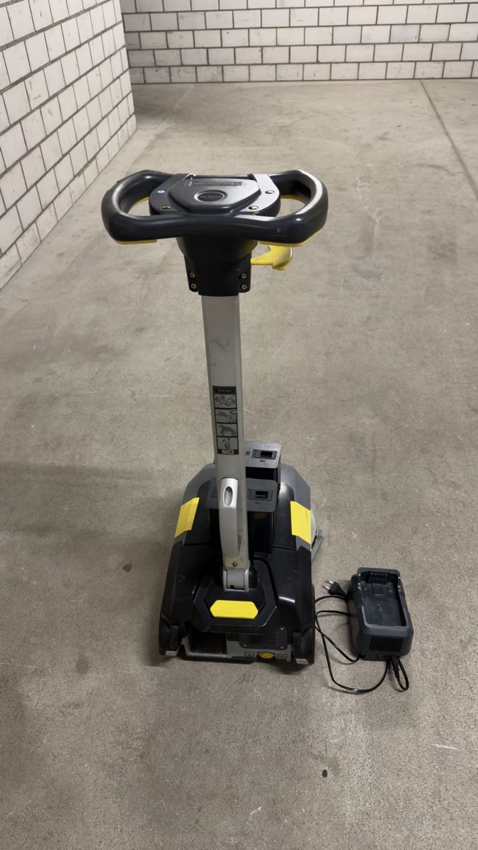 Kärcher Tutte le macchine: scheuersaugmaschine Kärcher BD 30/4 C  – Usato da Bern venduto da cuprarcdc 2