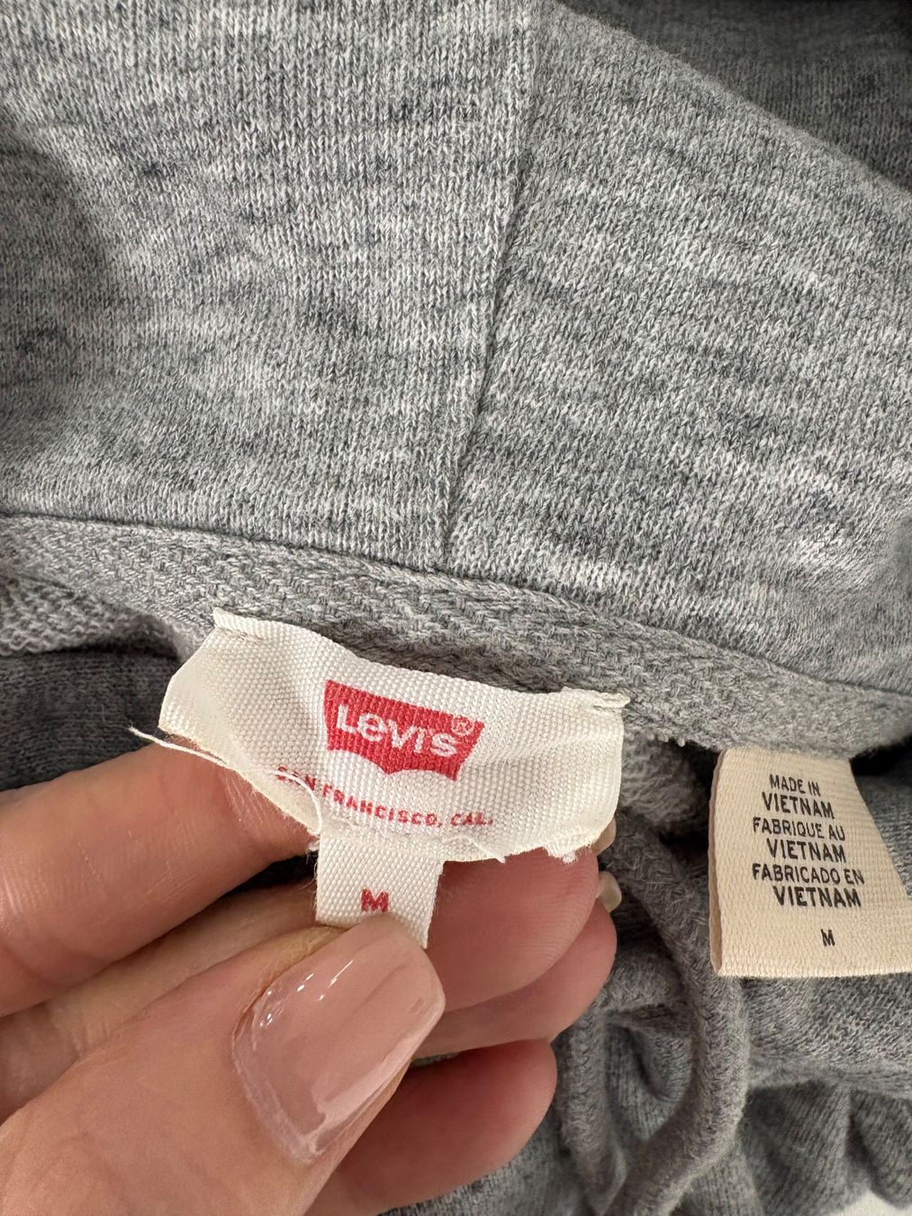 Levi's Pullover & Sweatshirts: Levi's Hoodie Grösse M Grau rot – Gebraucht aus Regensdorf von secondchancefashion 3