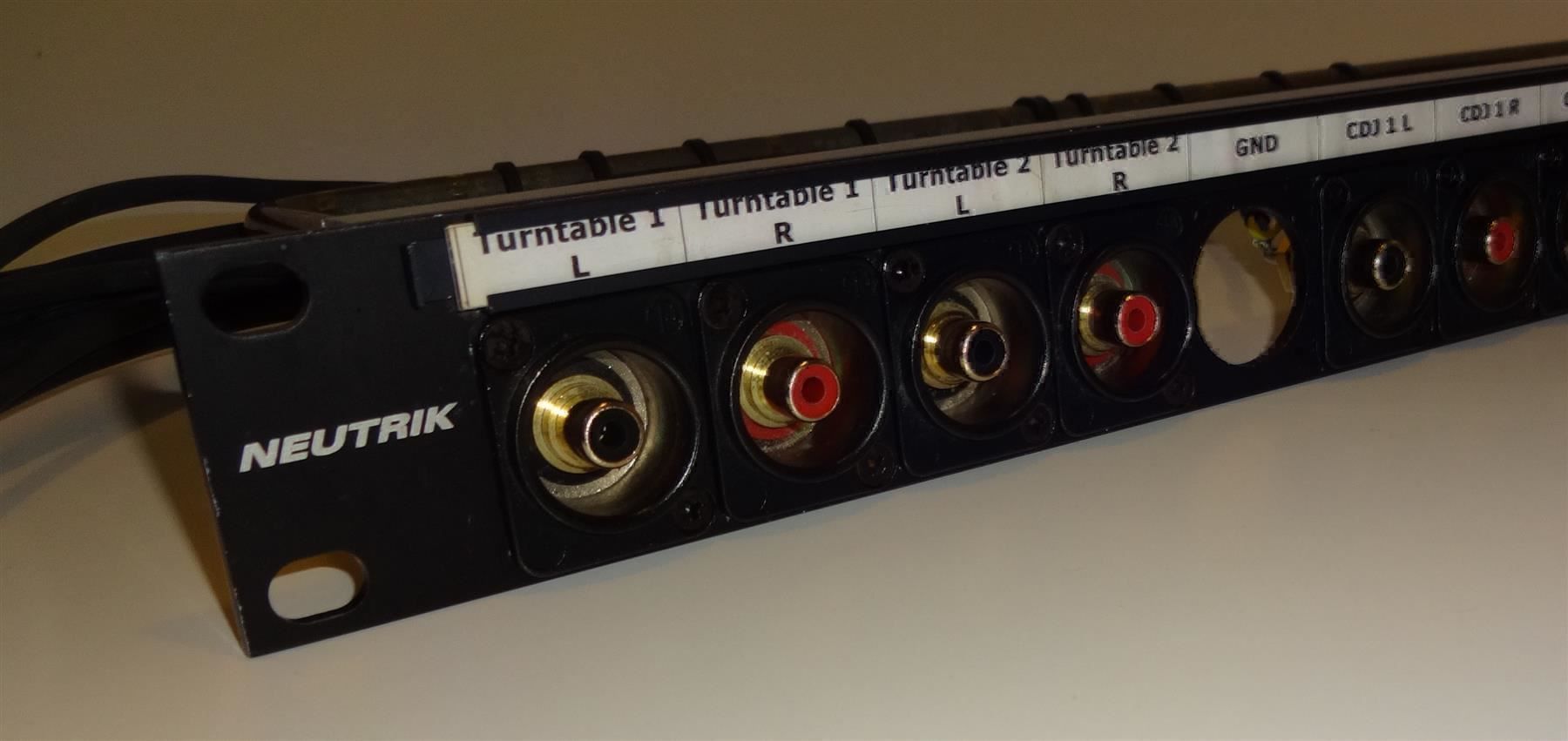 Elektronikbauteile: 19" Rackblende 1 HE Cinch - Cinchbuchsen – Gebraucht aus St. Gallen von WWL