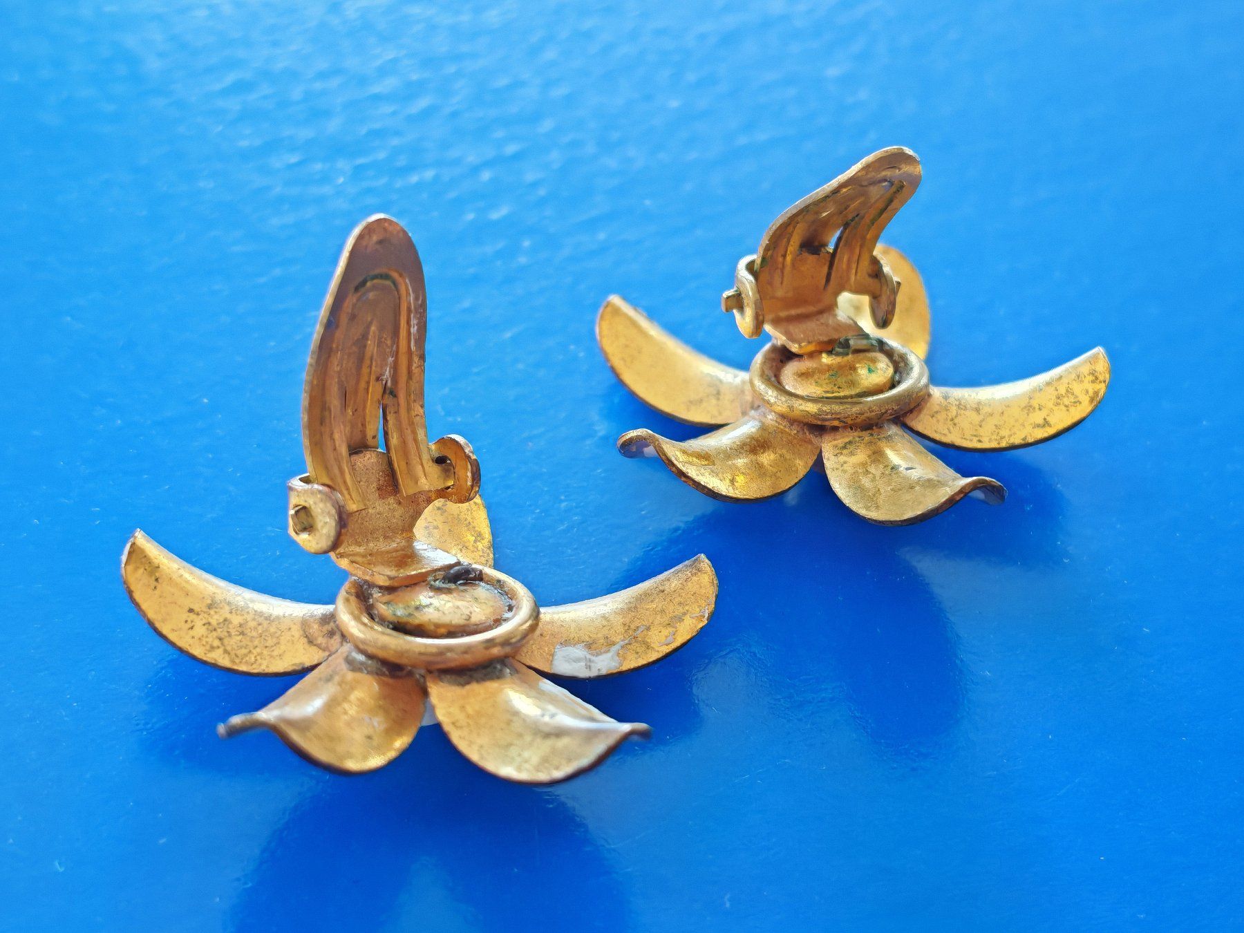 Orecchini pendenti & Orecchini a lobo: Paar Ohrclips in Blütenform, älterer Modeschmuck – Usato da Zuerich venduto da Antiquarium 2