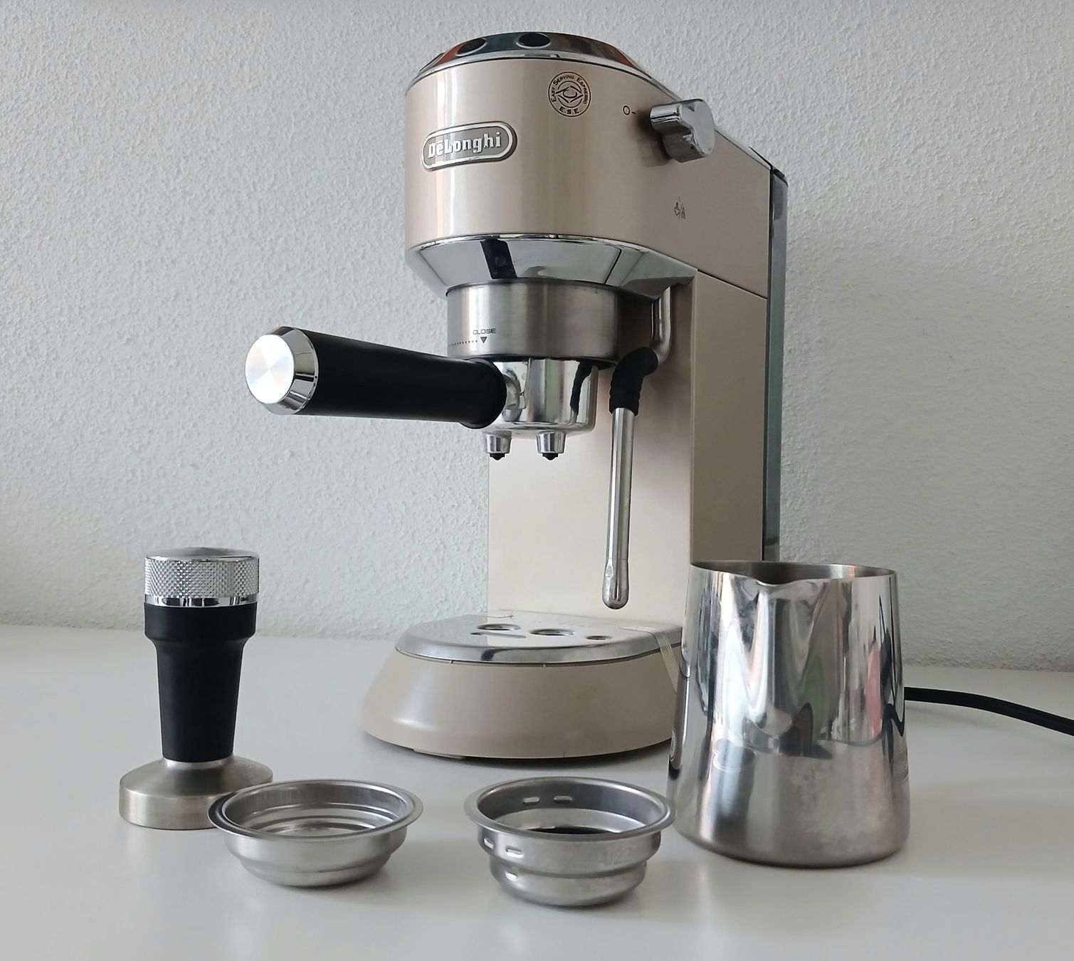 Kaffeemaschinen & Espressomaschinen: DeLonghi Espressomaschine Dedica – Neu (gemäss Beschreibung) aus Kloten von Travolli